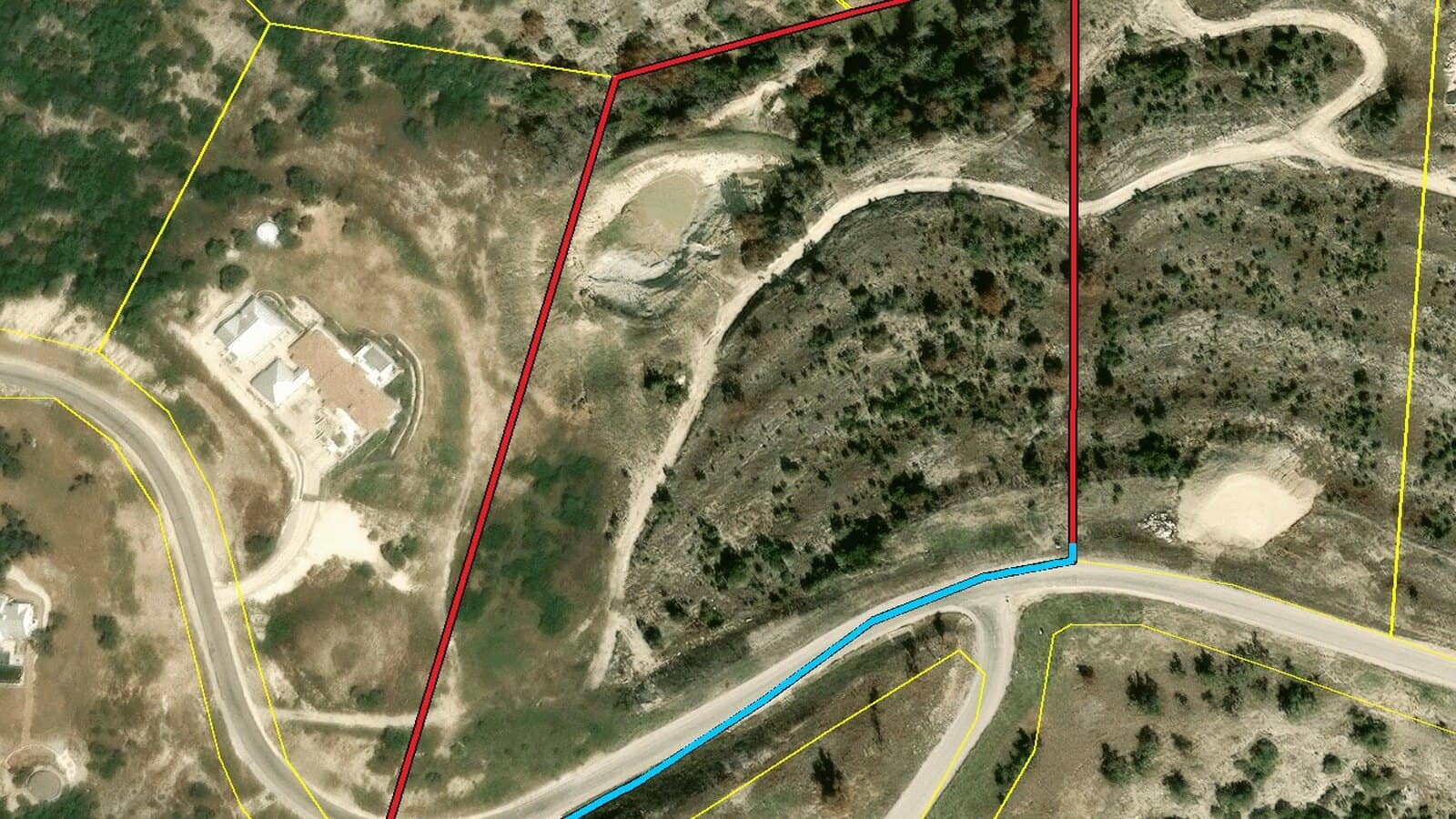 Parcel map with the subject 8.3-acre lot outlined in red and the neighbouring parcels outlined in yellow; a blue line marks roughly 781 feet of paved frontage along Falling Oak Drive on the south and south-west boundary.